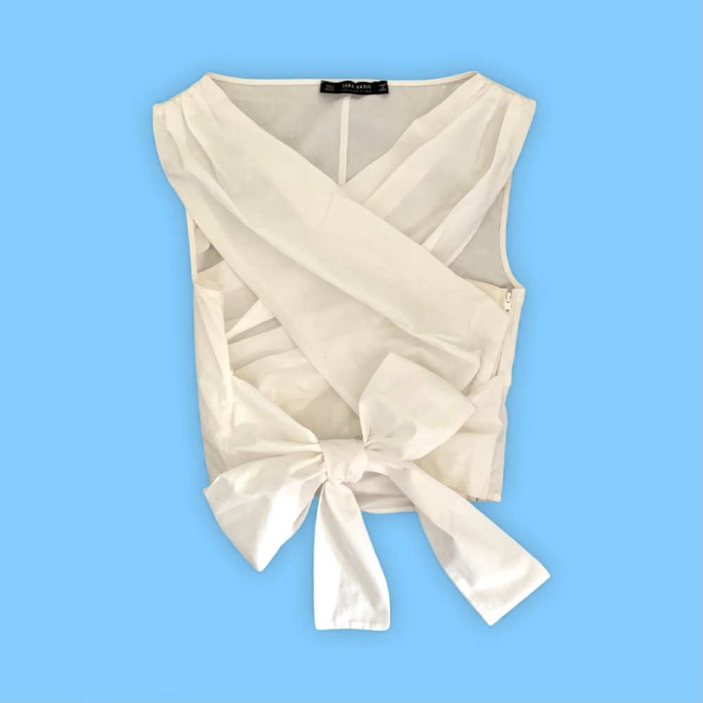 White crop top that ties into a bow! Size Small.
